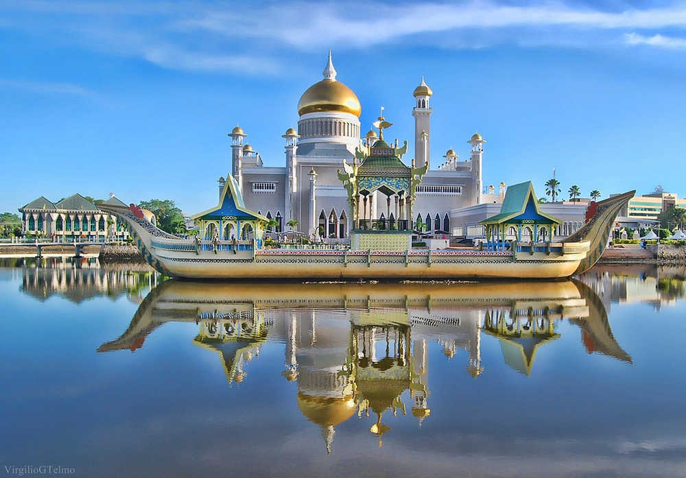 Bandar Seri Begawan - Sultan Omar Ali Saifuddin Mosque with the ceremonial ship