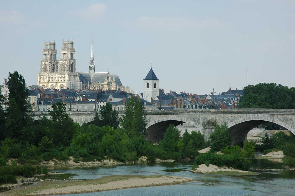 Vue sur le Pont Georges V et la Cathedrale d'Orleans